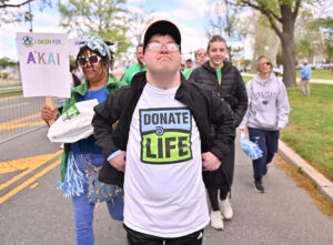 A man walks in the 2025 Donor Dash, proudly displaying his Donate Life shirt.
